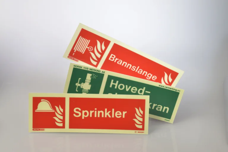 Etterlysende brannvernskilt for brannslange, hovedstoppekran og sprinkler